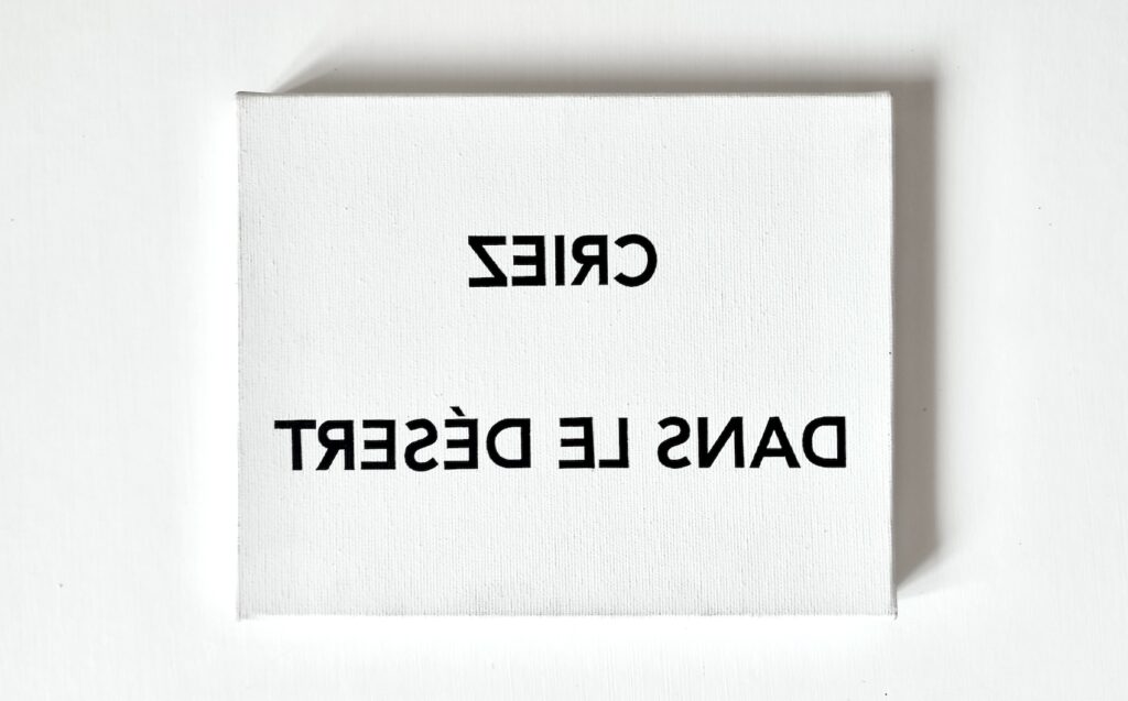 Peinture sur toile 2F, lettres noires peintes à l'acrylique en miroir, série Peintures actions de Sarah Venturi.